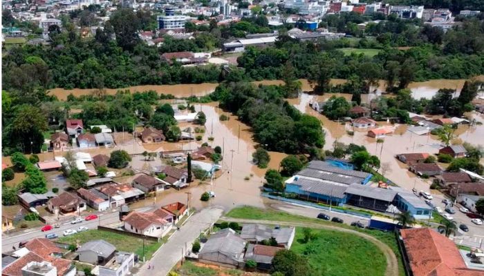 O Governo do Estado anunciou nesta sexta-feira (13) que já está reservado o recurso para acolher os desabrigados, por conta das fortes chuvas que há dias caem no Paraná. Será destinado o montante de R$1 milhão para custear a rede hoteleira destinada ao atendimento de pessoas que encontram em situação de vulnerabilidade.